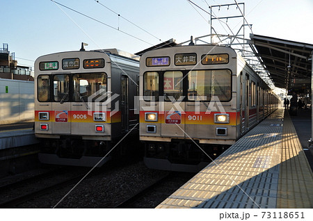 東急大井町線、中延駅に停車中の各駅停車（9000系電車） 73118651