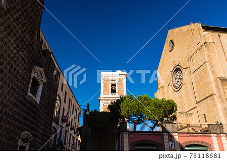 イタリア　ナポリのジェズ・ヌオーヴォ教会とサンタキアラ教会 73118681