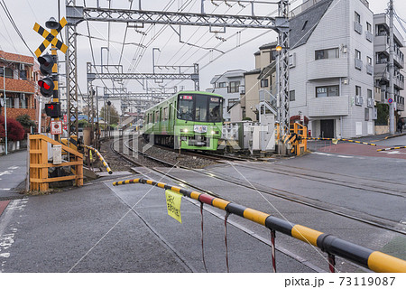 京王線 高尾山行き グリーン車両 踏切 京王線 高尾山行き グリーン車両 踏切 73119087