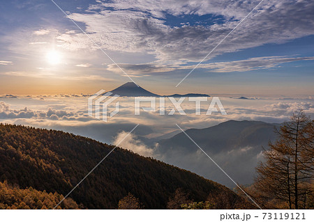 （山梨県）櫛形山の紅葉　大雲海に浮かぶ富士山 73119121