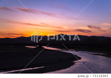 川の流れと夕日 川の流れと夕日 73119365