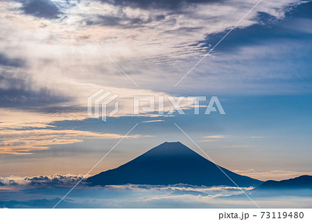 (山梨県)大雲海に浮かぶ富士山 彩雲 (山梨県)大雲海に浮かぶ富士山 彩雲 73119480