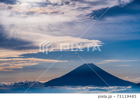 山梨県 大雲海に浮かぶ富士山 彩雲の写真素材