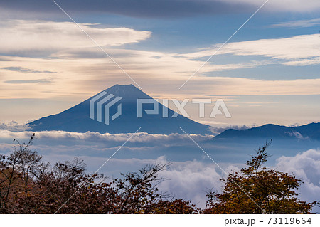 (山梨県)櫛形山の紅葉 大雲海に浮かぶ富士山 (山梨県)櫛形山の紅葉 大雲海に浮かぶ富士山 73119664