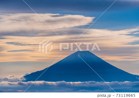 (山梨県)櫛形山の紅葉 大雲海に浮かぶ富士山 (山梨県)櫛形山の紅葉 大雲海に浮かぶ富士山 73119665