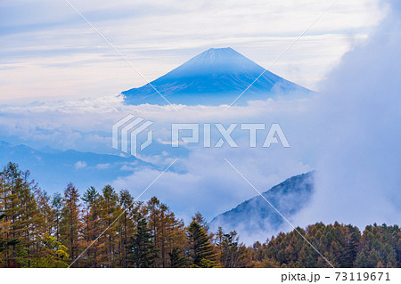 (山梨県)櫛形山の紅葉 大雲海に浮かぶ富士山 (山梨県)櫛形山の紅葉 大雲海に浮かぶ富士山 73119671