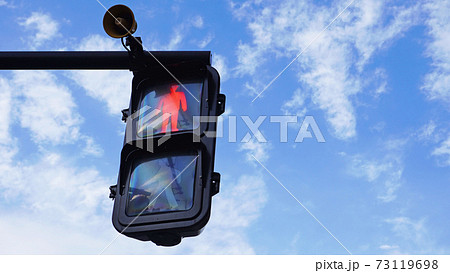 Led式の歩行者用信号 赤信号 の写真素材
