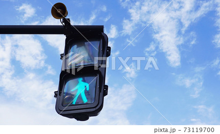 Led式の歩行者用信号 青信号 の写真素材