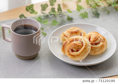ハムとマヨネーズのパンとコーヒー ハムとマヨネーズのパンとコーヒー 73120190