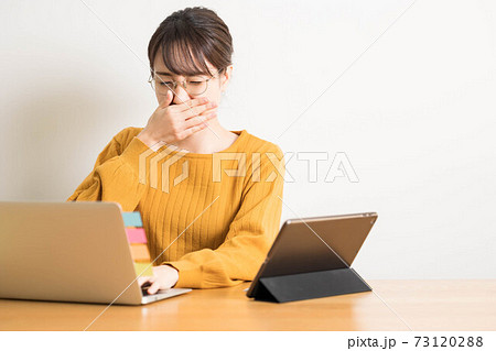 花粉症で鼻水が止まらない若い女性 花粉症で鼻水が止まらない若い女性 73120288