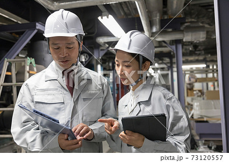 工場施設で働く作業員 教える教育OJT 工場施設で働く作業員 教える教育OJT 73120557