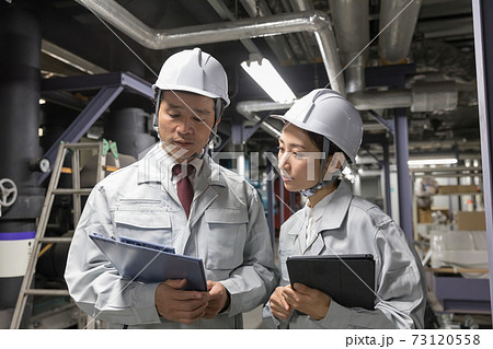 工場施設で働く作業員　教える教育OJT 73120558