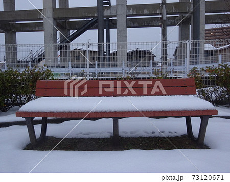 雪の積もった公園のベンチ 正面 引き 雪の積もった公園のベンチ 正面 引き 73120671