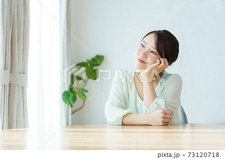 悩む女性 30代 1人 悩む女性 30代 1人 73120718