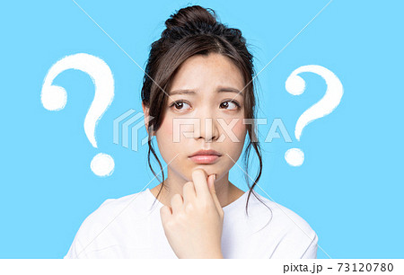 疑問を持つ女性 疑問を持つ女性 73120780
