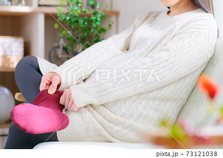 靴下を履く妊婦 履き方 の写真素材