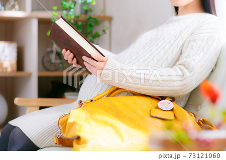 本を準備する妊婦  本を準備する妊婦  73121060