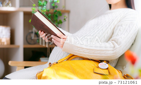 本を準備する妊婦 16:9 本を準備する妊婦 16:9 73121061