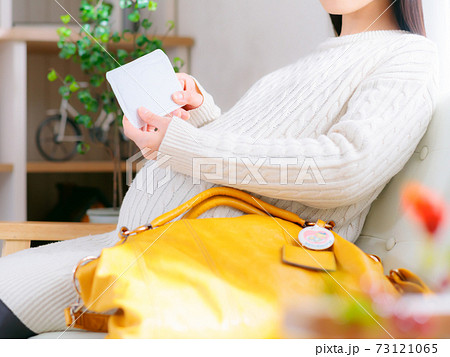 カイロを準備する妊婦　4:3 73121065