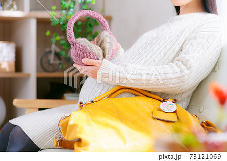 イヤーマフを準備する妊婦 イヤーマフを準備する妊婦 73121069
