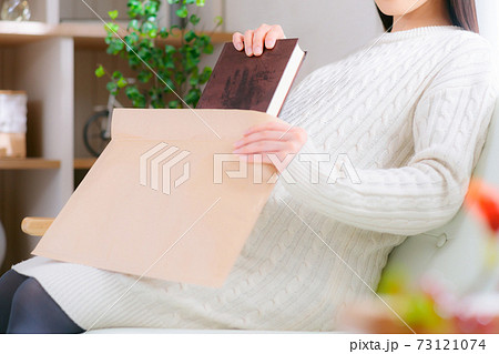 書籍　封筒　妊婦　入れる　出す　 73121074