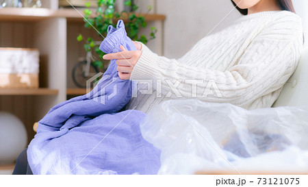 断捨離 衣服を捨てる妊婦 巣作り本能 16:9 断捨離 衣服を捨てる妊婦 巣作り本能 16:9 73121075