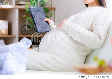 断捨離 DVDを捨てる妊婦 巣作り本能 断捨離 DVDを捨てる妊婦 巣作り本能 73121079