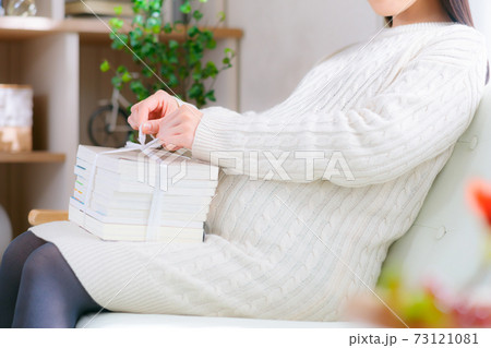 断捨離 書籍を捨てる妊婦 巣作り本能 断捨離 書籍を捨てる妊婦 巣作り本能 73121081