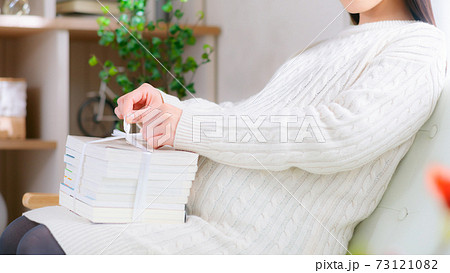 断捨離　書籍を捨てる妊婦　巣作り本能　16:9 73121082