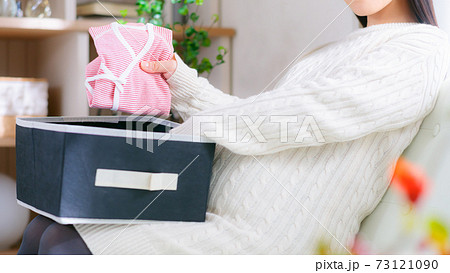 ベビー用品を準備する妊婦　16:9 73121090