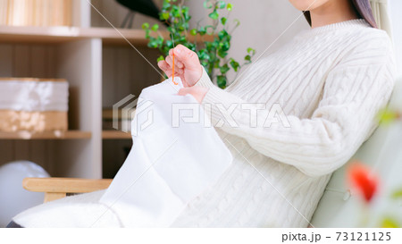 刺繍する妊婦 ガーゼハンカチ 16:9 刺繍する妊婦 ガーゼハンカチ 16:9 73121125