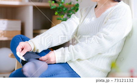 温活する女性　足首　カイロ　温熱シート　16:9 73121132