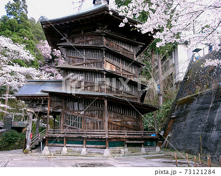 螺旋構造のさざえ堂と桜 厳島神社 飯盛山 福島県会津若松市 の写真素材