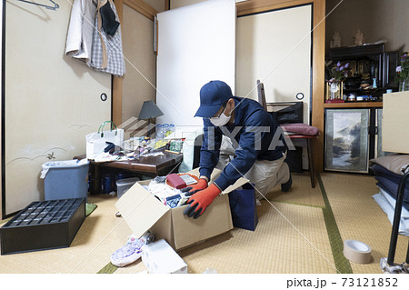 散らかった部屋を片付ける作業員 73121852