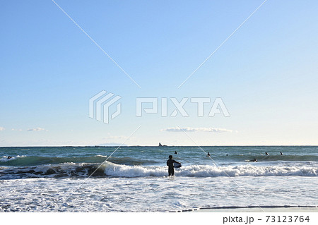 冬の茅ヶ崎海岸 元旦のサーファー 冬の茅ヶ崎海岸 元旦のサーファー 73123764