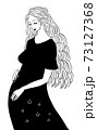お腹に手を当てて微笑む妊婦 73127368