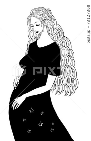 お腹に手を当てて微笑む妊婦 73127368
