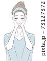 顔に手を当ててスキンケアをする女性 73127372