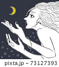 月を見る女性 73127393