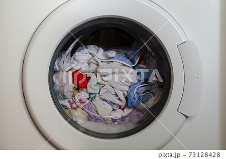 Washing machine door with rotating garments inside 73128428