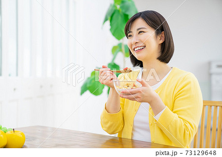 シリアルを食べる若い女性 73129648