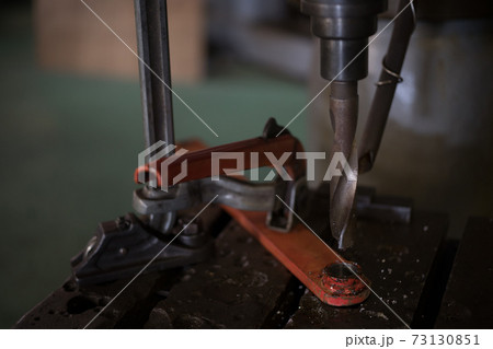 ラジアルボール盤で穴あけ作業 73130851
