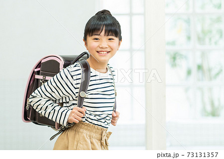 ランドセルを背負う小学生の女の子の写真素材