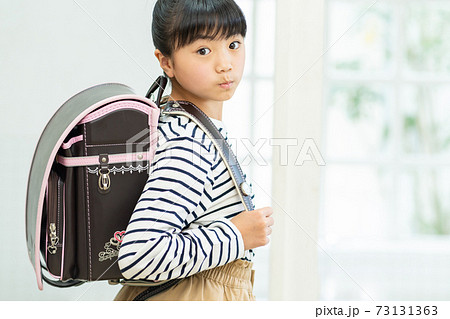 ランドセルを背負う小学生の女の子の写真素材