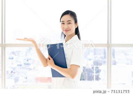 笑顔で案内する女性看護師【ポートレート】 73131755