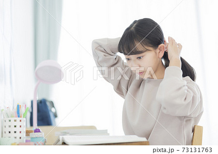 勉強をする女の子 勉強をする女の子 73131763
