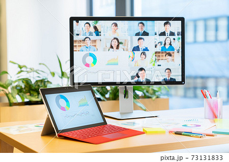 テレワーク　パソコン　デスク　物撮り 73131833