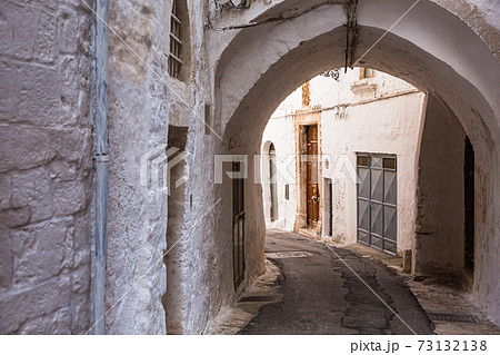 イタリア　オストゥーニの路地裏 73132138