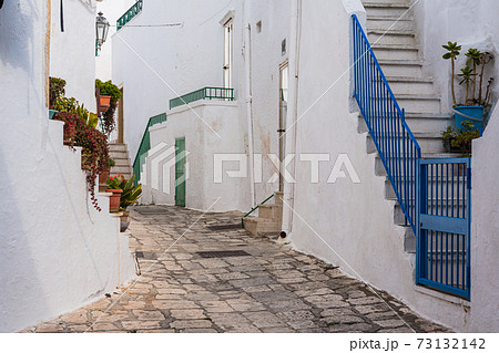 イタリア 白い町 オストゥーニの町並みの写真素材