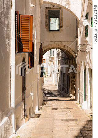 イタリア オストゥーニの路地裏の写真素材